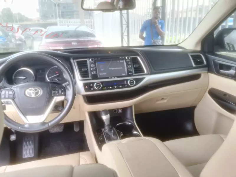 Toyota Highlander   - 2016
