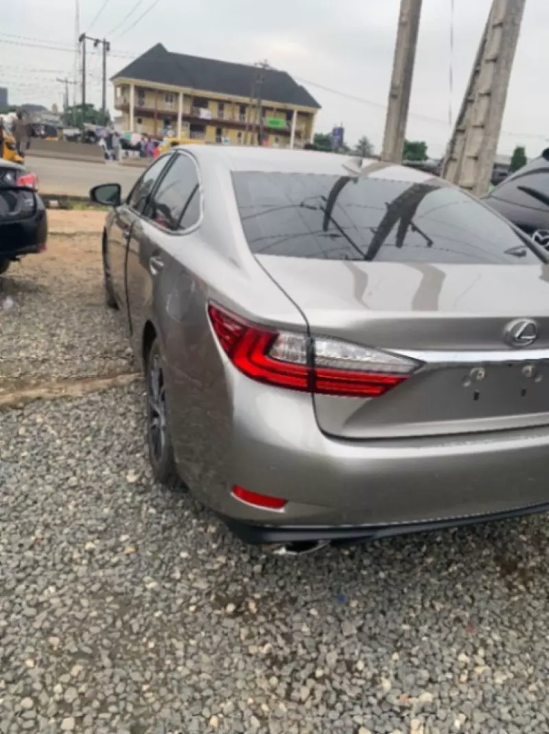 Lexus ES   - 2017