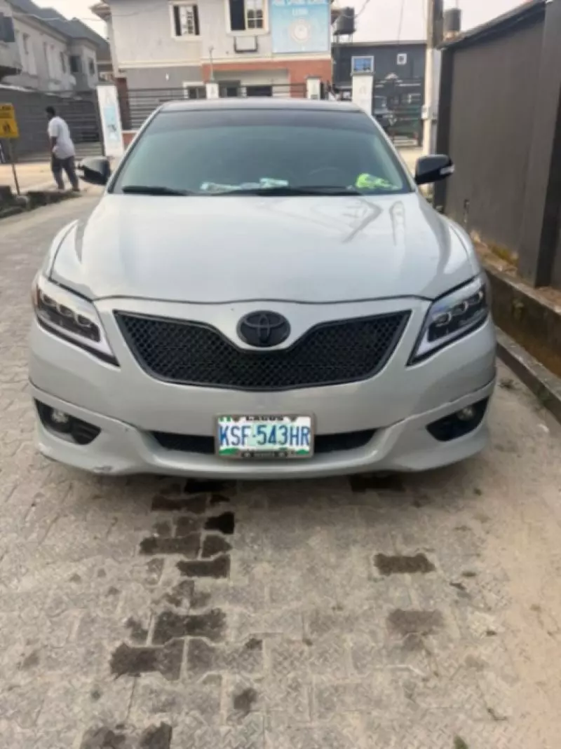 Toyota Camry   - 2010