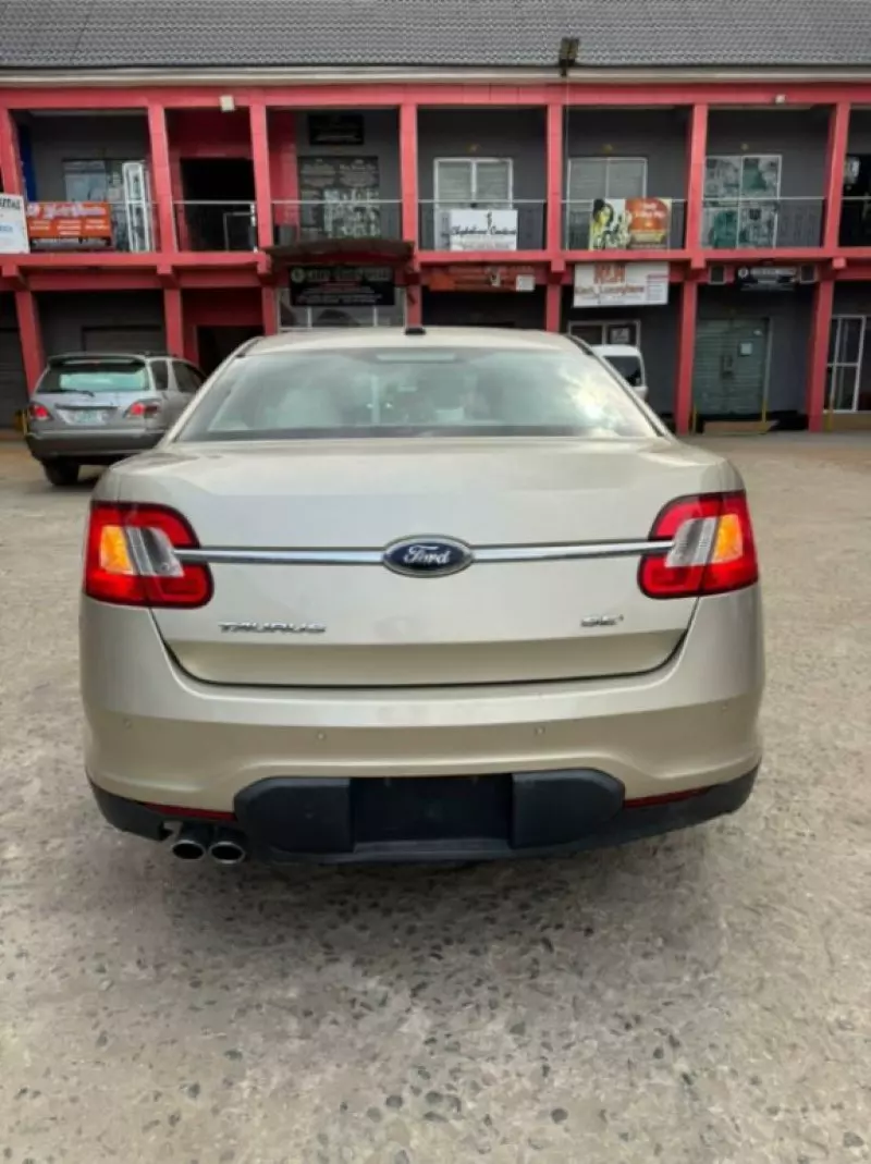 Ford Taurus   - 2010