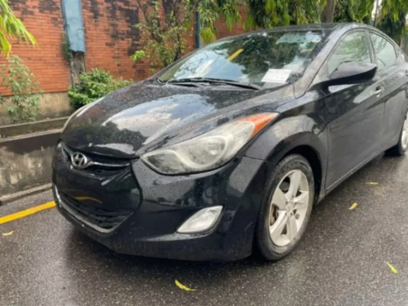 Hyundai Elantra   - 2013