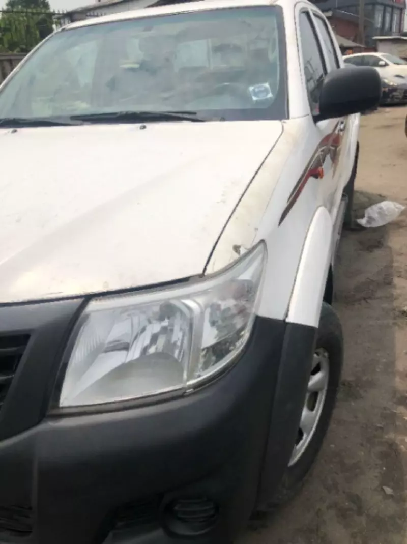 Toyota Hilux   - 2014