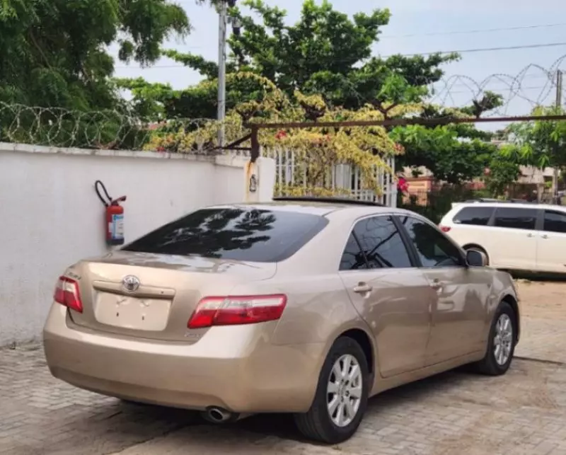 Toyota Camry   - 2009