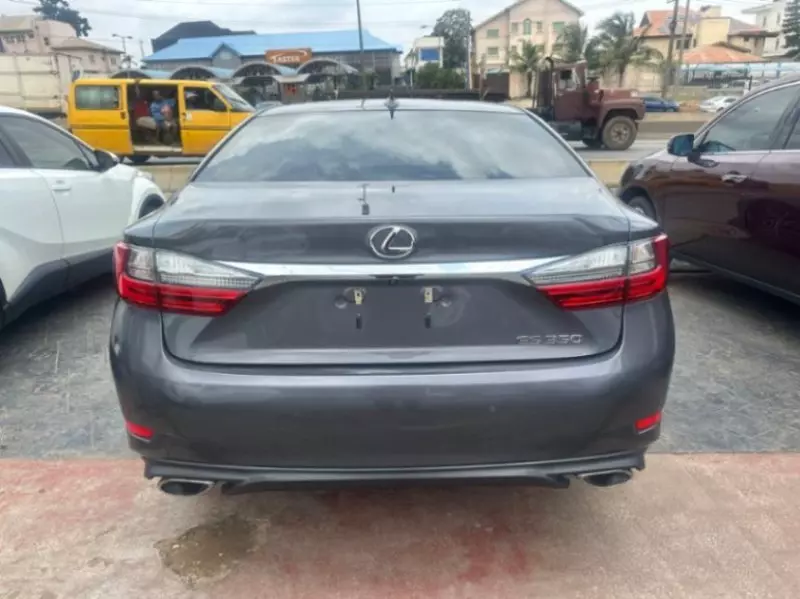 Lexus ES   - 2017