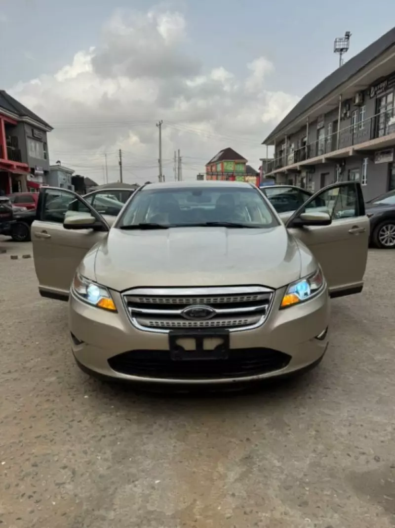 Ford Taurus   - 2010