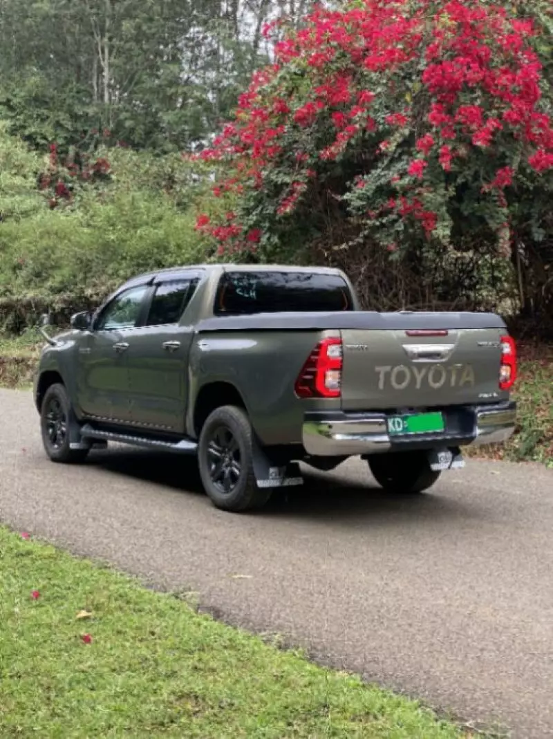 Toyota Hilux   - 2021