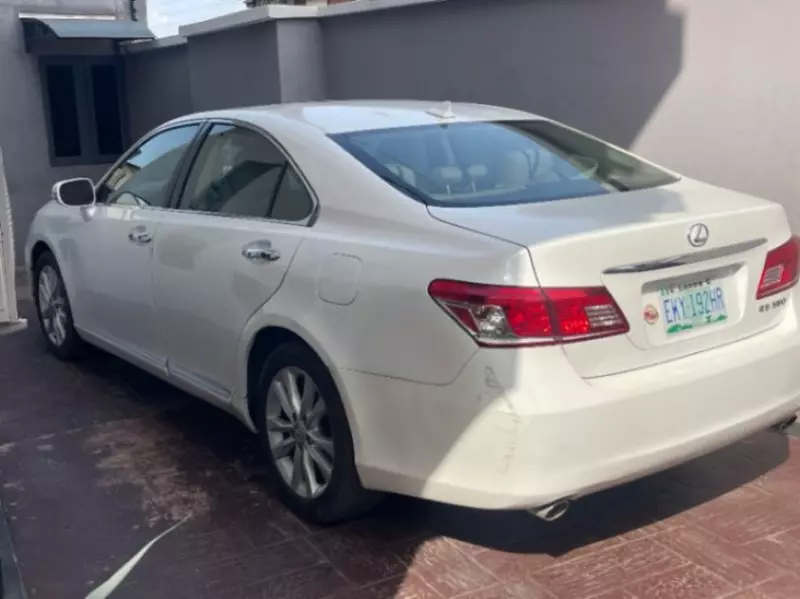 Lexus ES   - 2011