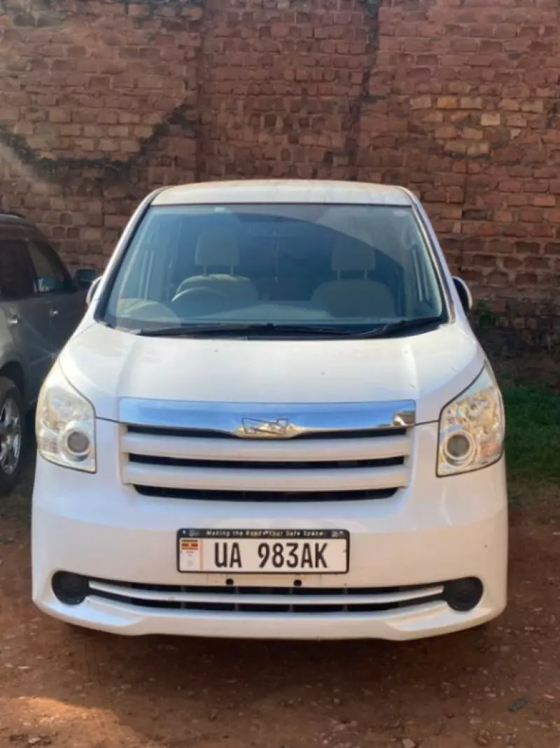 TOYOTA Noah - 2010