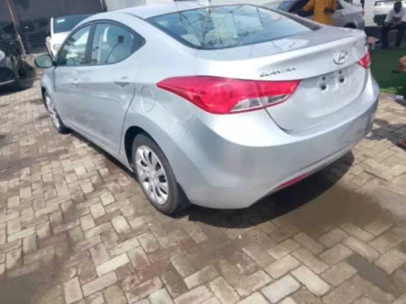 Hyundai Elantra   - 2013