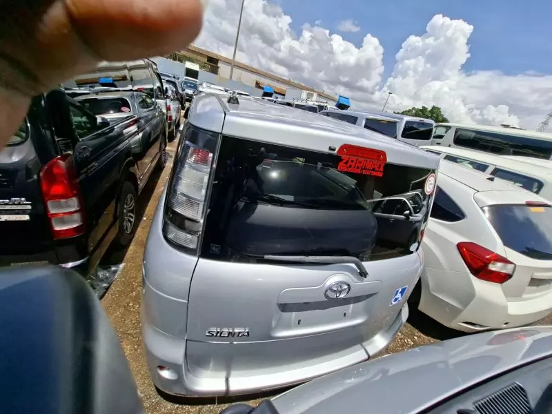 Toyota Sienta   - 2013