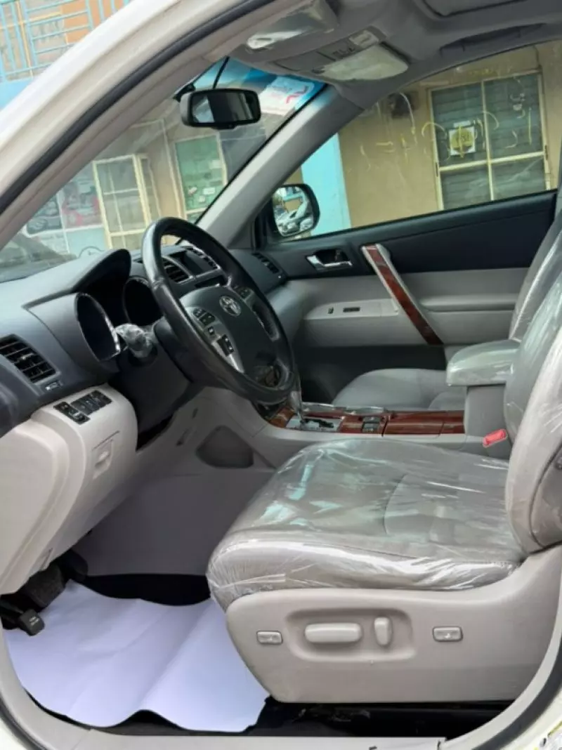 Toyota Highlander   - 2012