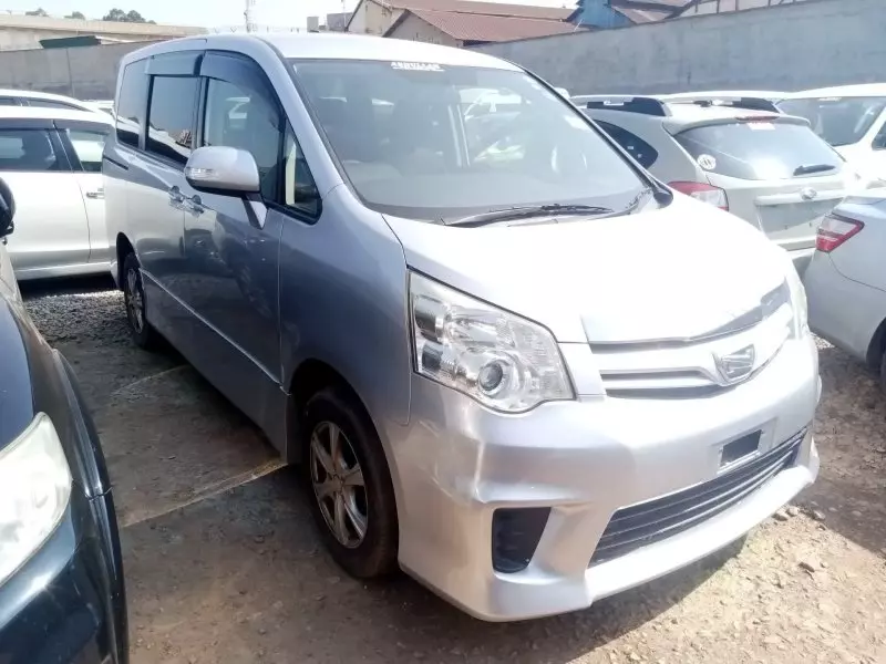 Toyota Noah - 2012