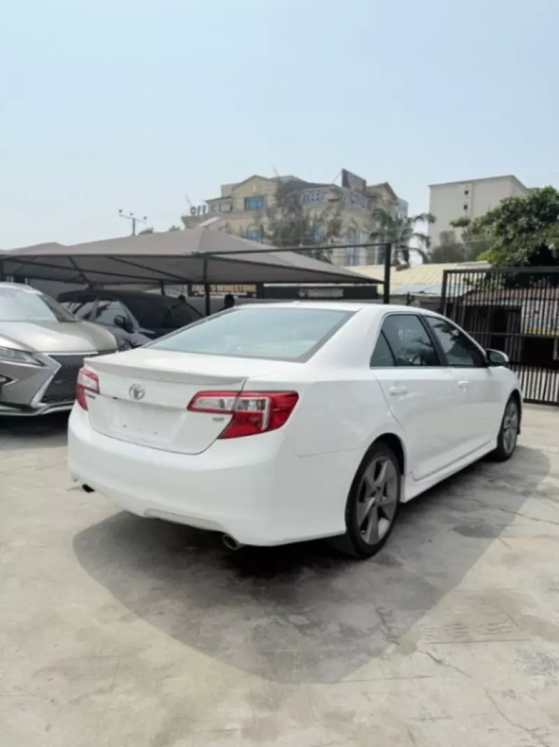 Toyota Camry   - 2012