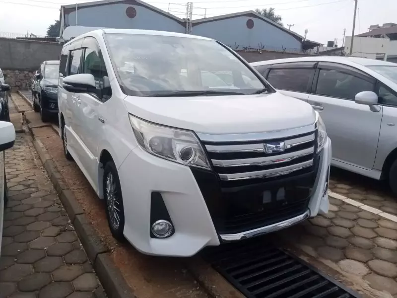 Toyota Noah Hybrid - 2016