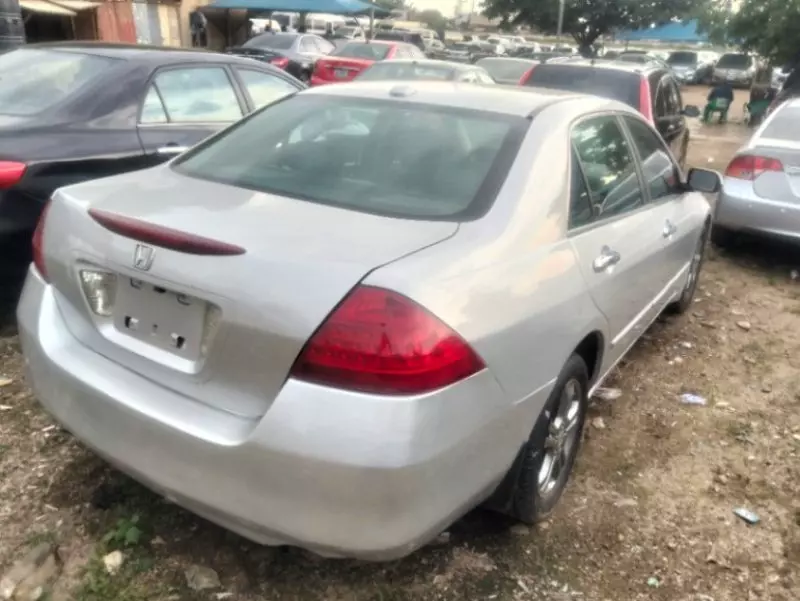 Honda Accord - 2006