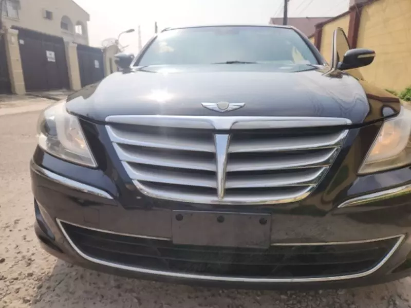 Hyundai Genesis   - 2012
