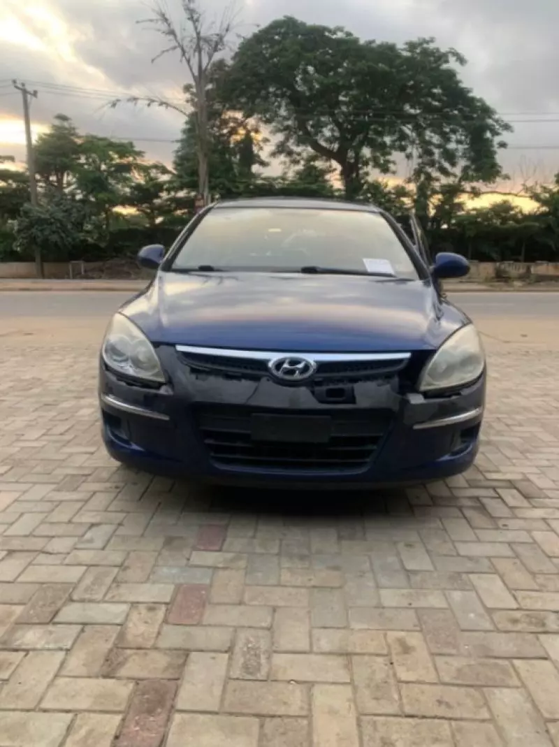 Hyundai Elantra   - 2012