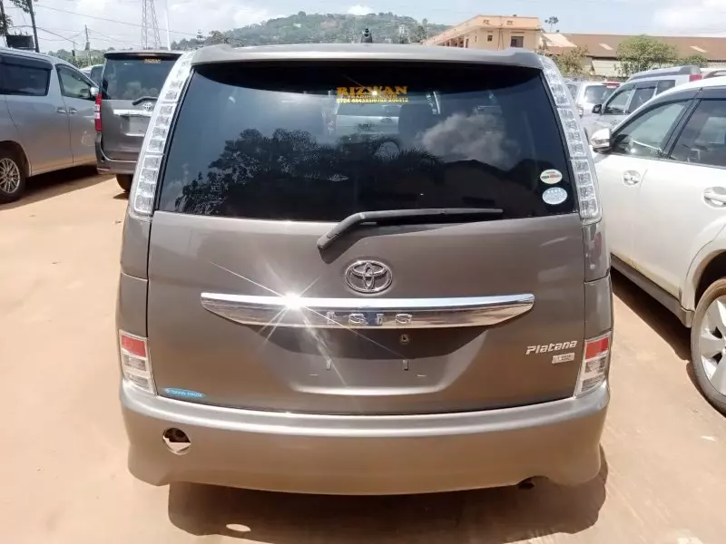 Toyota Isis    - 2012