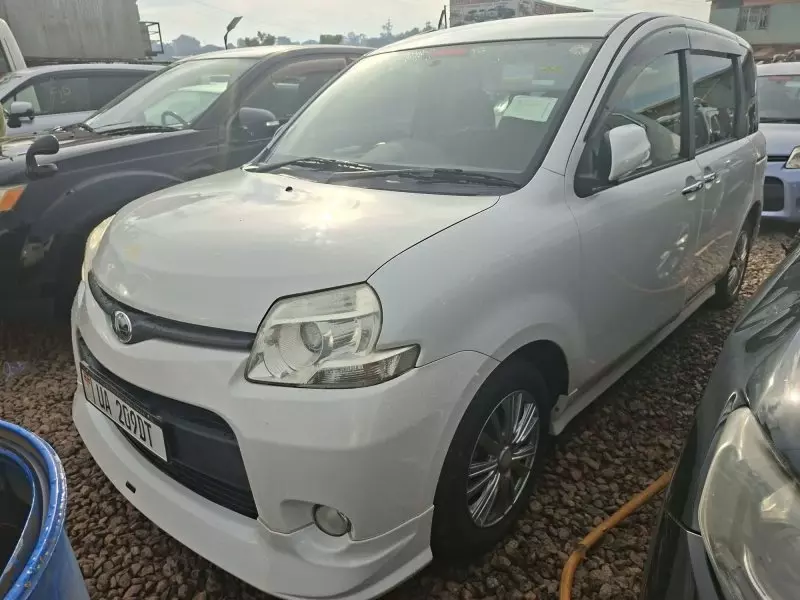 Toyota Sienta   - 2012