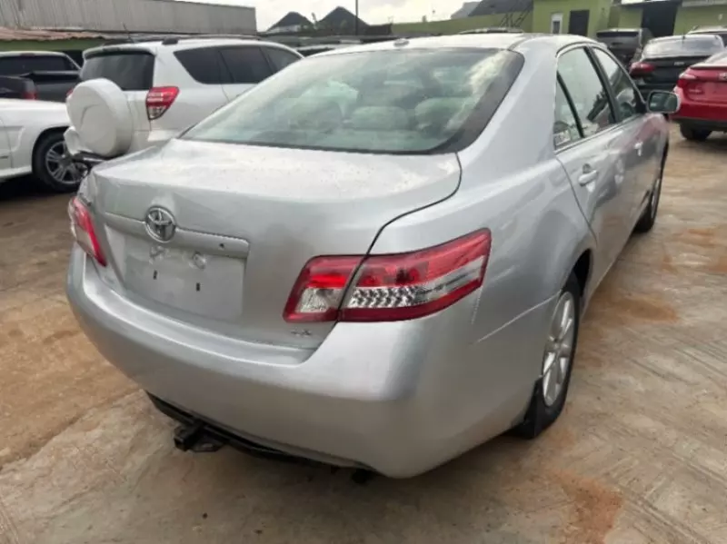 Toyota Camry   - 2011
