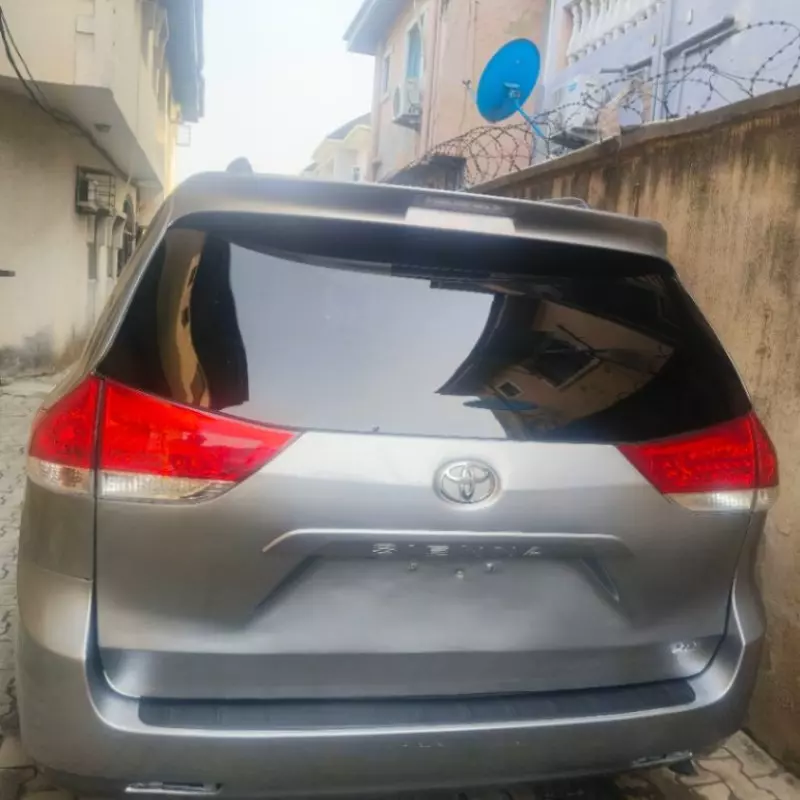 TOYOTA Sienna - 2012