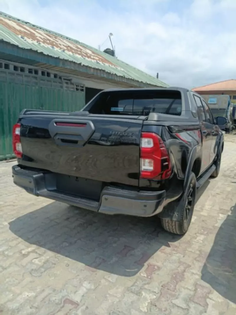 TOYOTA Hilux   - 2024
