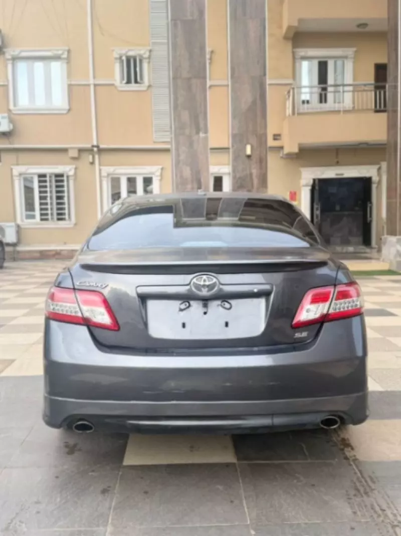 Toyota Camry   - 2011