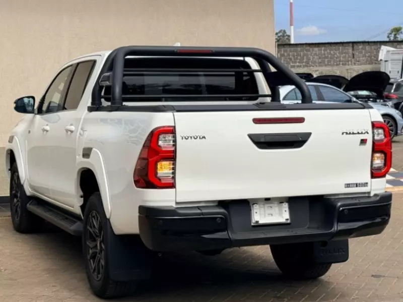 Toyota Hilux   - 2022