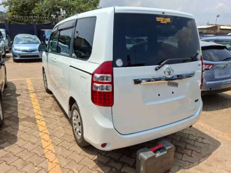 TOYOTA Noah   - 2013