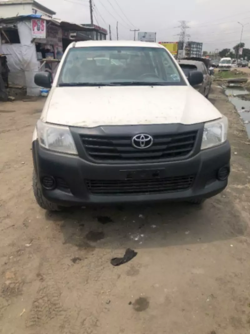 Toyota Hilux   - 2014