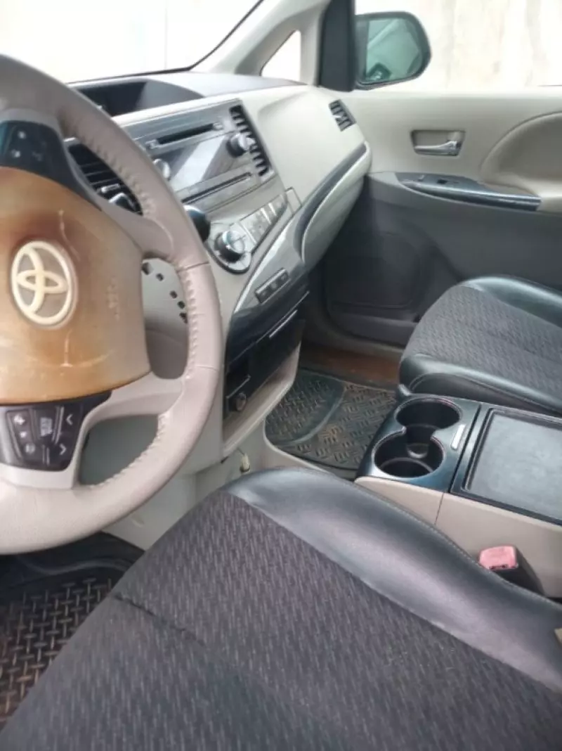 TOYOTA Sienna   - 2012