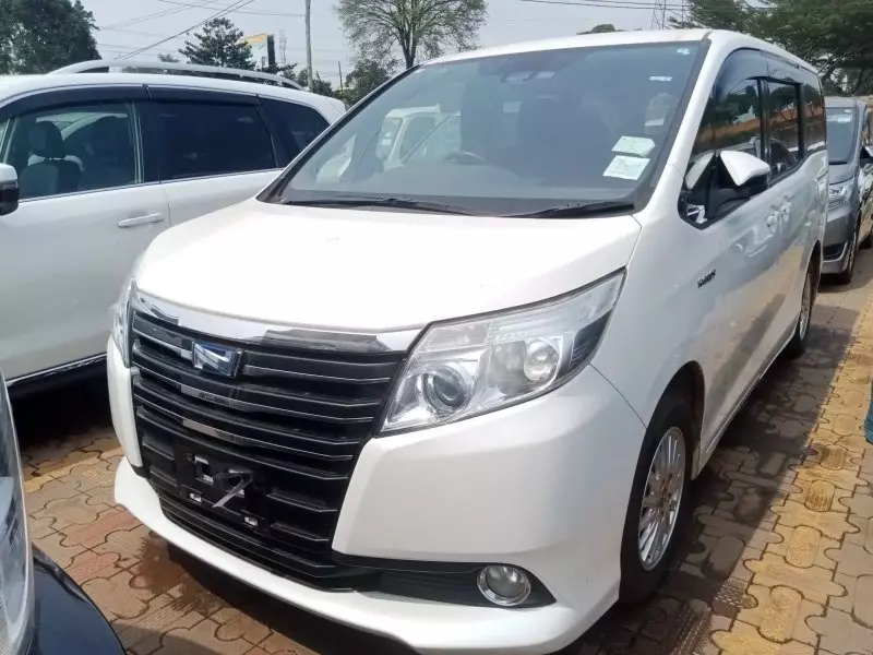 Toyota Noah Hybrid   - 2016