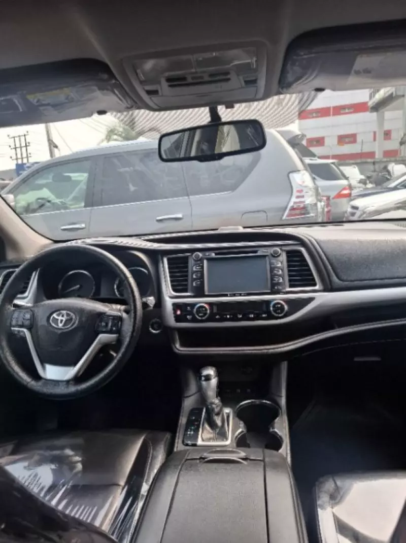 Toyota Highlander   - 2016