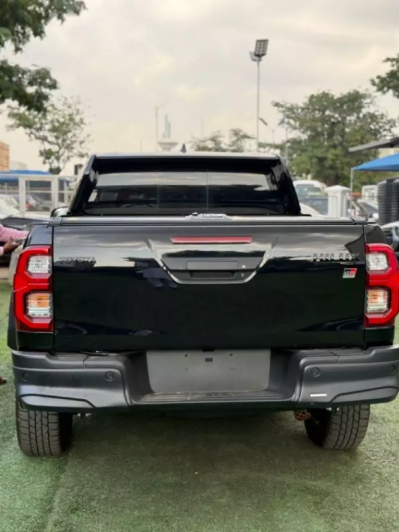 Toyota Hilux   - 2024