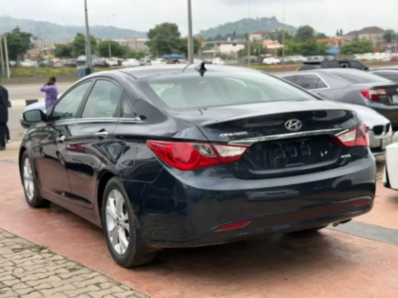Hyundai Sonata   - 2011