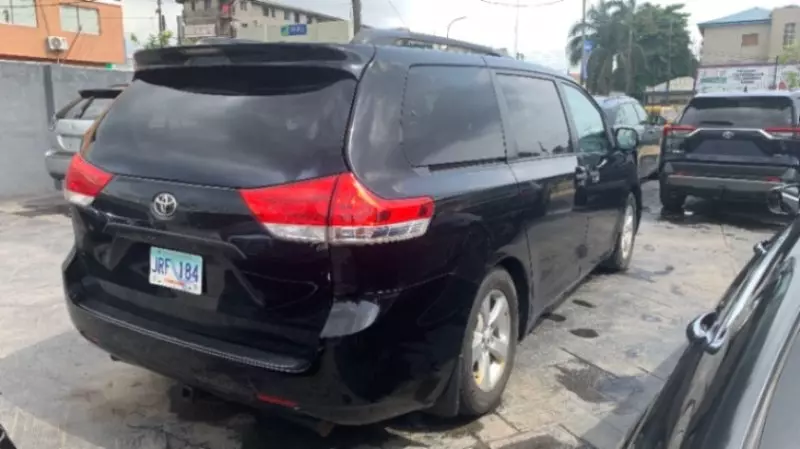 Toyota Sienna   - 2006