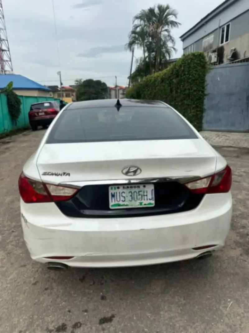 Hyundai Sonata   - 2011