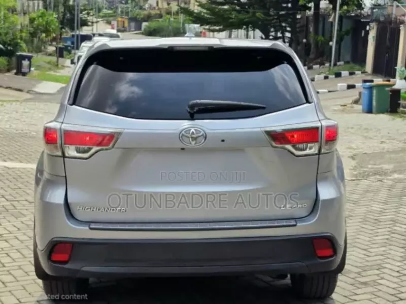 Toyota Highlander   - 2016
