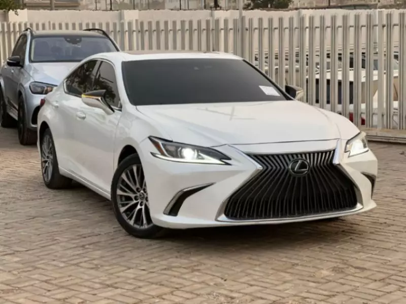 Lexus ES 350   - 2021