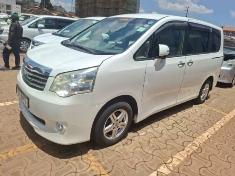 TOYOTA Noah   - 2011