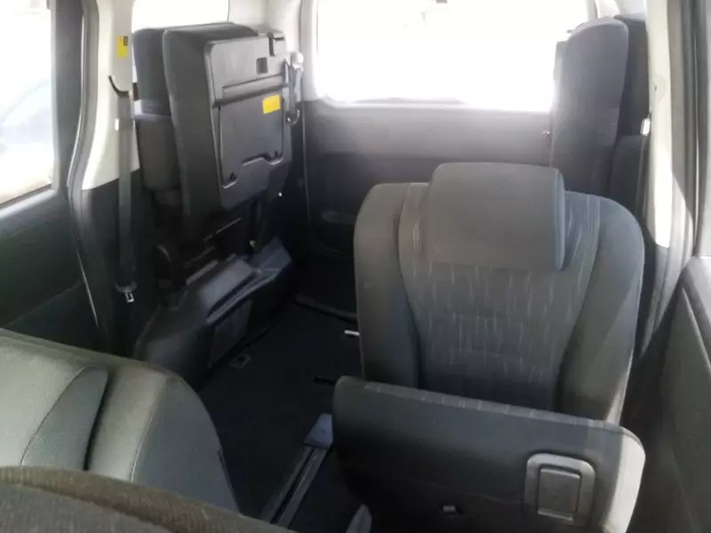 Toyota Noah   - 2012