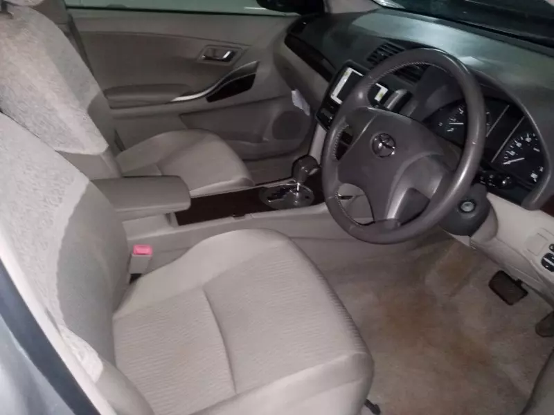 Toyota Premio    - 2010