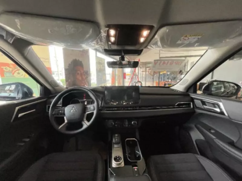 Mitsubishi Outlander   - 2025