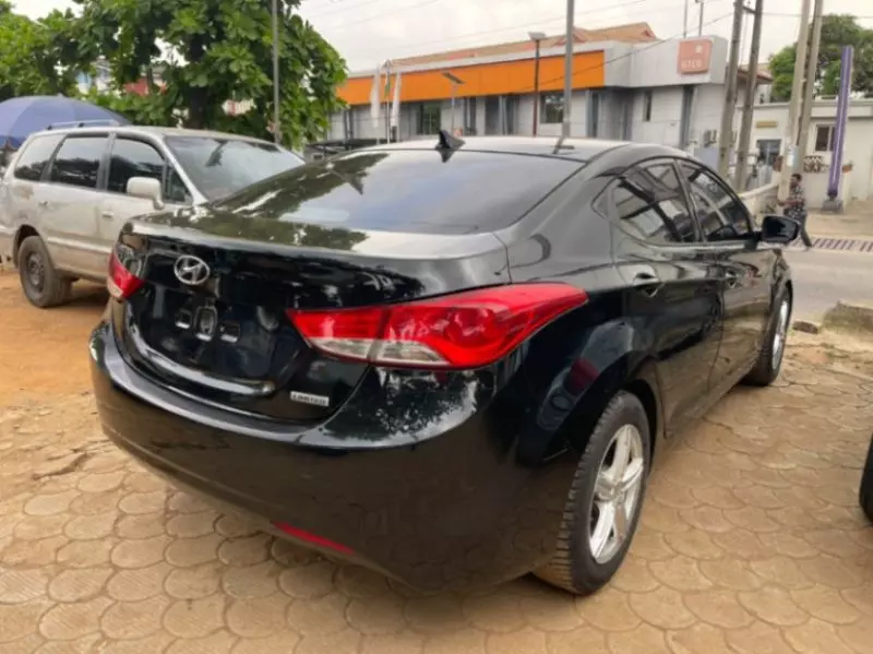 Hyundai Elantra   - 2013