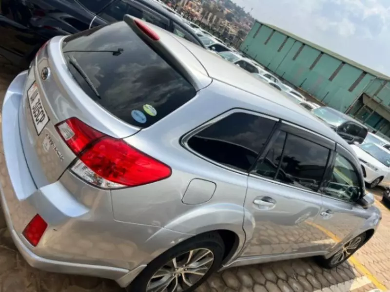 Subaru Outback   - 2011