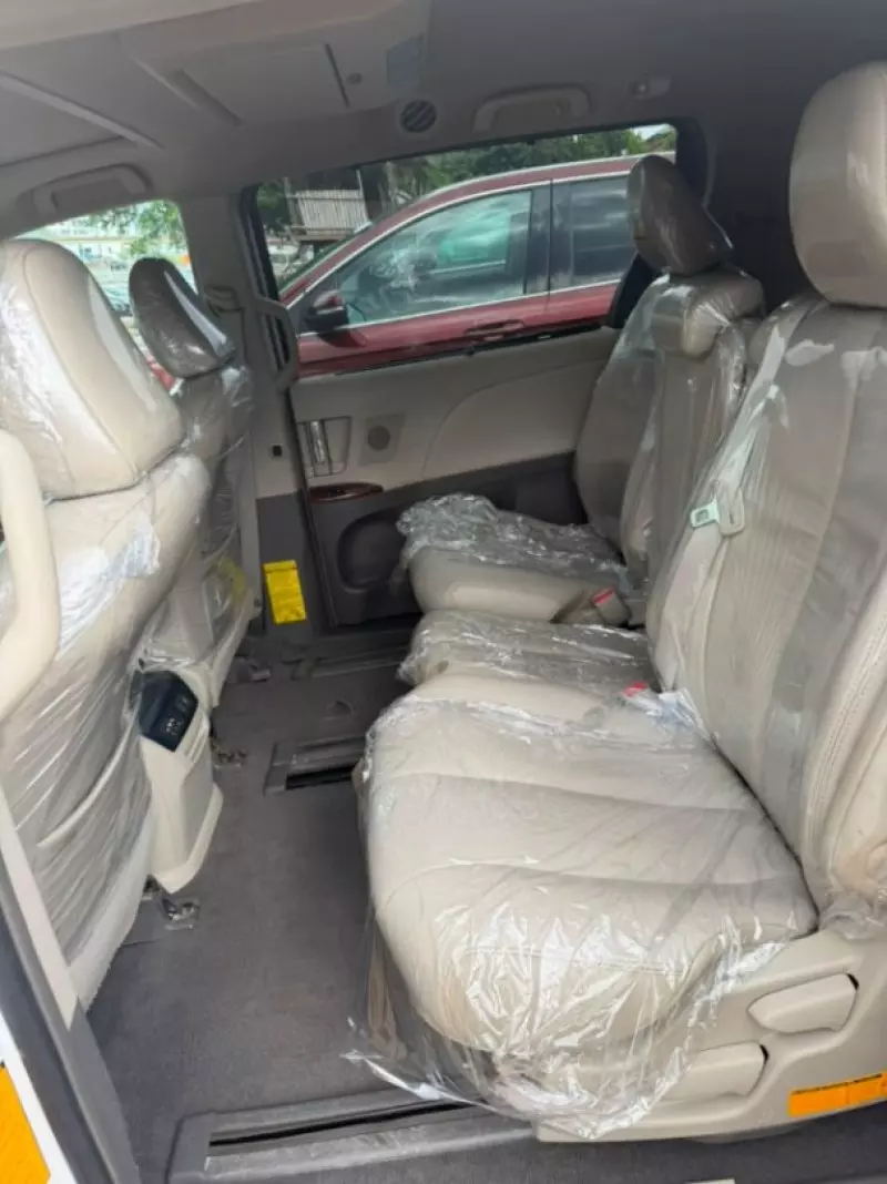 TOYOTA Sienna   - 2011
