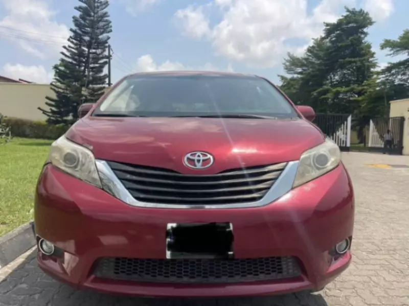 Toyota Sienna   - 2011