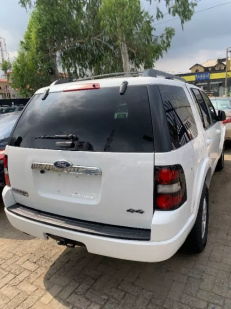 Ford Explorer   - 2010