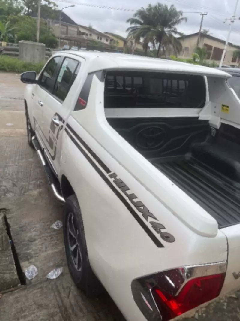 Toyota Hilux   - 2019