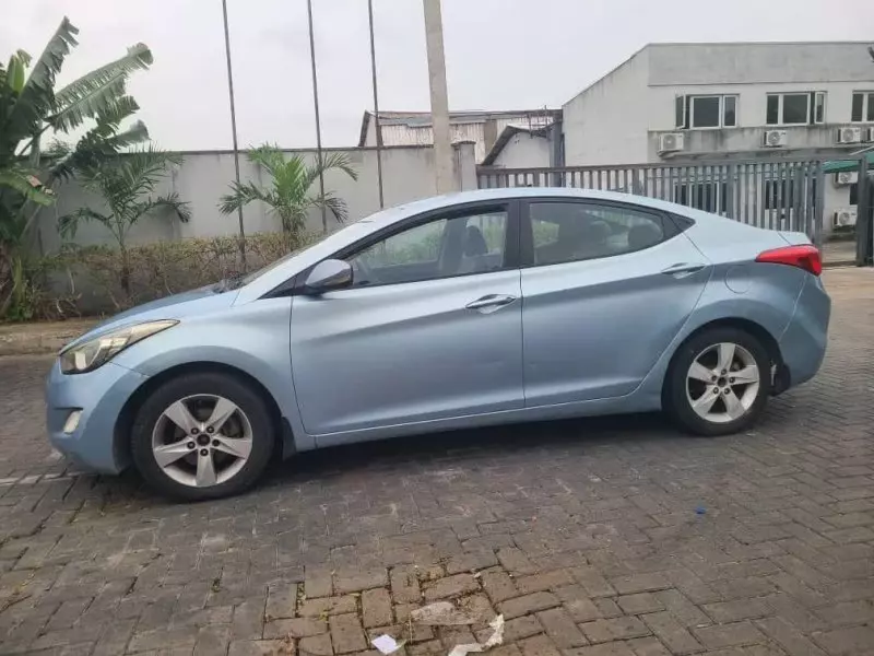 Hyundai Elantra   - 2012
